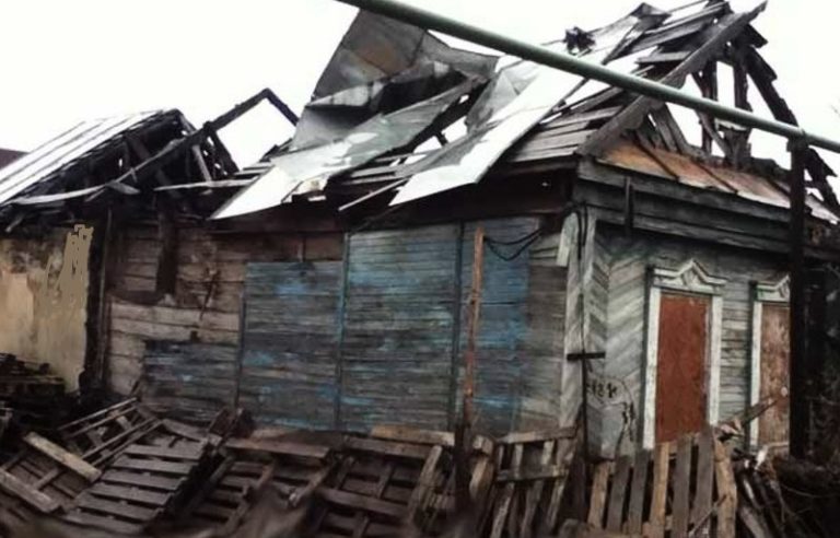 Разбор старой постройки на доски